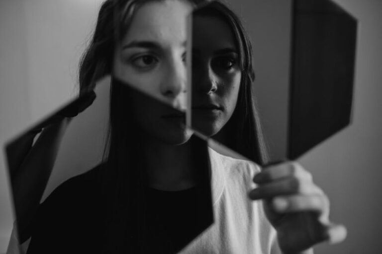 Gaslighting ve duygusal istismarı anlatan kavramsal görsel